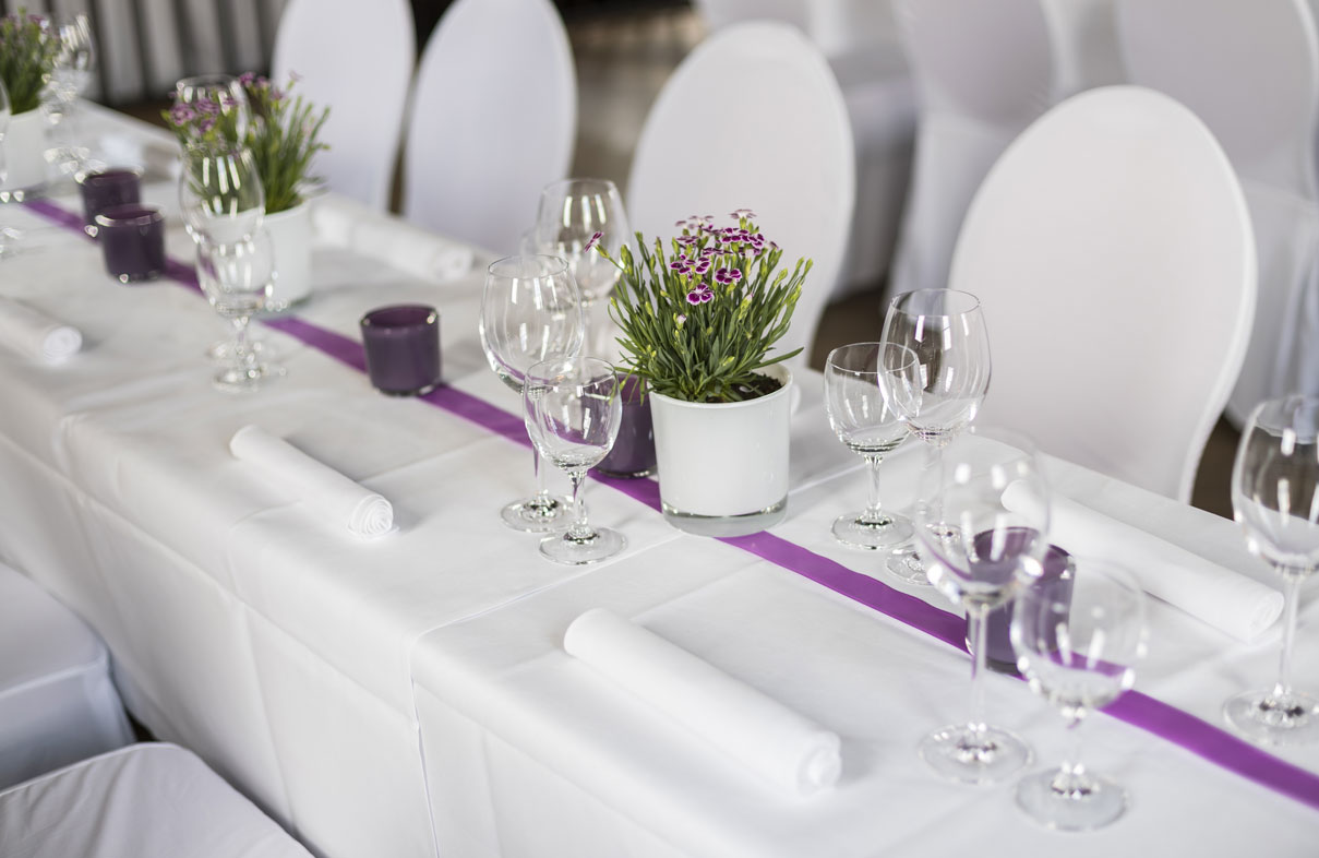 Turmsaal - eingedeckter Tisch mit violetter Deko