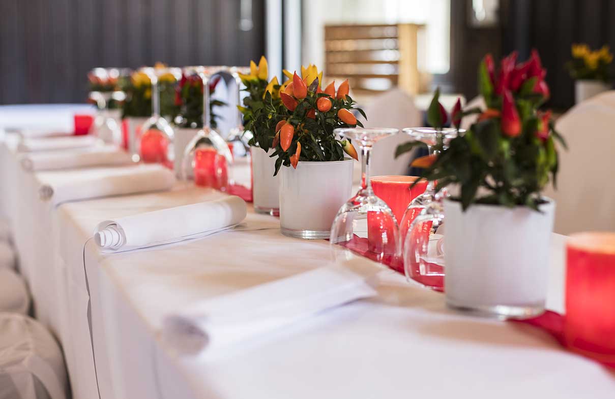 Veranstaltungsraum - Tischdeko rot und Blumen