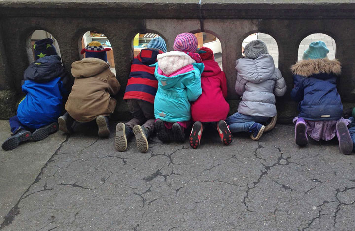 Kinder schauen aus der Severinstorburg heraus